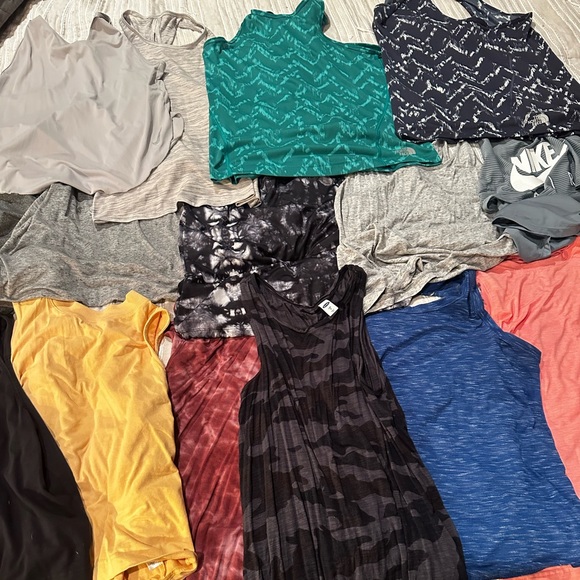 Women’s activewear tops 20 piece LOT - Picture 1 of 3